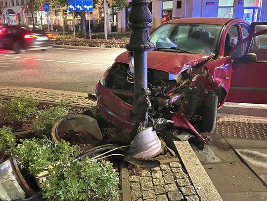 25-latka uderzyła w sygnalizację na placu Wilsona