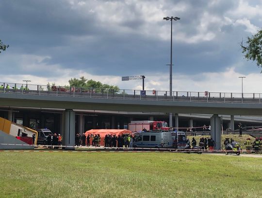 Autobus miejski spadł na nasyp przy Wisłostradzie. Jedna osoba nie żyje, 20 osób rannych