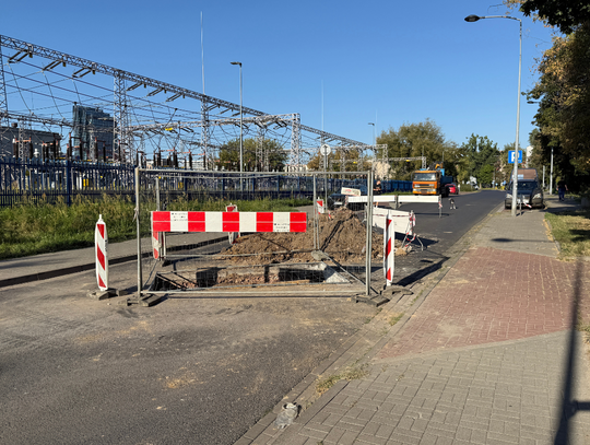 Awaria kanalizacji na Rydygiera: ulica częściowo zamknięta, autobus 221 wstrzymany