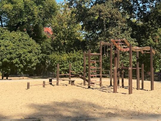 Bezpieczeństwo najmłodszych na Placu Lelewela – apel o pilny przegląd placu zabaw