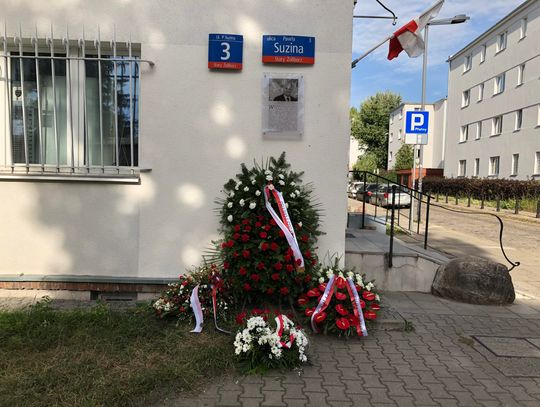 Była pomazana, później tajemniczo zniknęła, teraz tablica upamiętniająca Lecha Kaczyńskiego wróciła na miejsce