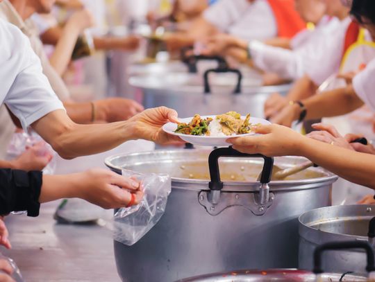 Ciepły obiad czy paczki żywnościowe, czyli wsparcie dla żoliborskich uczniów w czasie epidemii