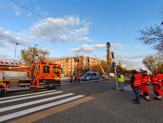 Ciężarówka zerwała sieć trakcyjną na Broniewskiego. Duże utrudnienia w ruchu