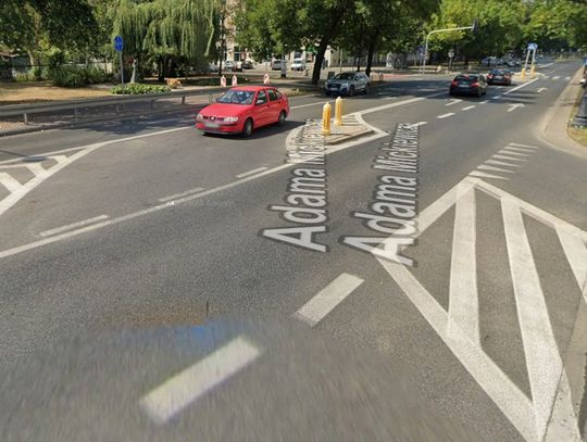 Czy oznakowanie na skrzyżowaniu Mickiewicza i gen. Zajączka wprowadza rowerzystów w błąd?
