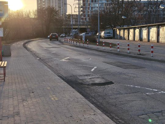 Dziury, pęknięcia i brak pieniędzy. Co dalej z remontem ul. Rydygiera?
