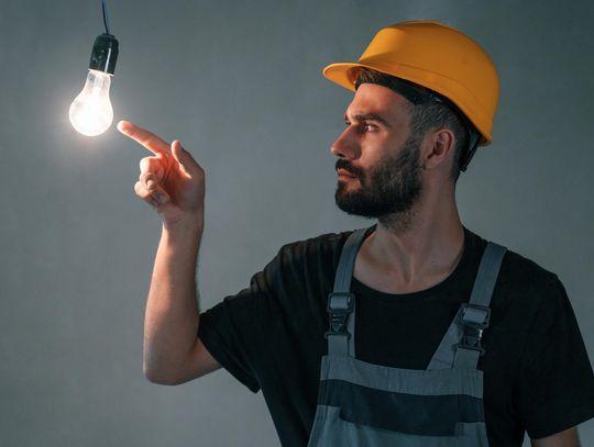 Elektryk radzi: jak dobrze zaplanowane oświetlenie pomaga obniżyć rachunki za prąd