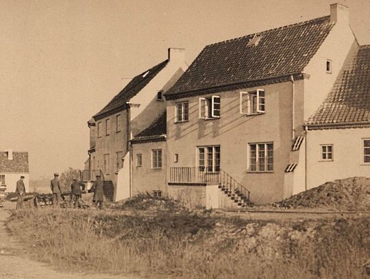 Historia placu z zegarem słonecznym, którego gnomon jest drzewem