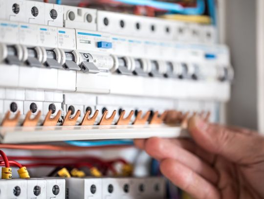 Jak prawidłowo przeprowadzić przegląd elektryczny instalacji w Warszawie?