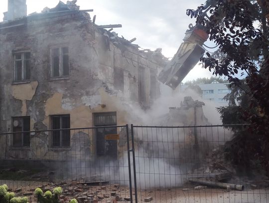 Jeden z ostatnich domów Miasteczka Powązki wyburzony. „W tym budynku od lat gnieżdżą się ptaki”