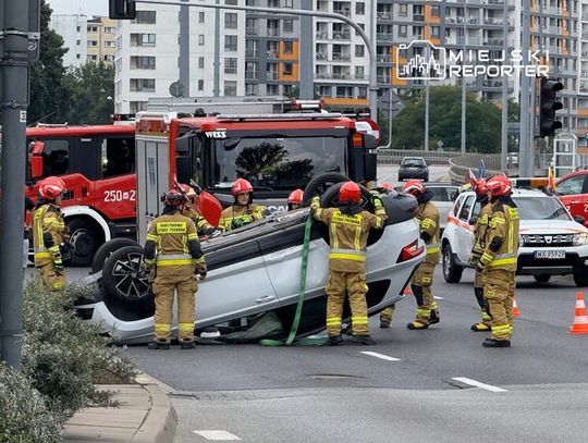 Kolizja – dachowanie Skody po zderzeniu z Peugeotem