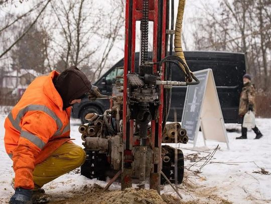 Metro M4 rusza z miejsca. Geolodzy już wiercą pod nową linię z Białołęki do Wilanowa Metro M4 rusza z miejsca. Geolodzy już wiercą pod nową linię z Białołęki do Wilanowa