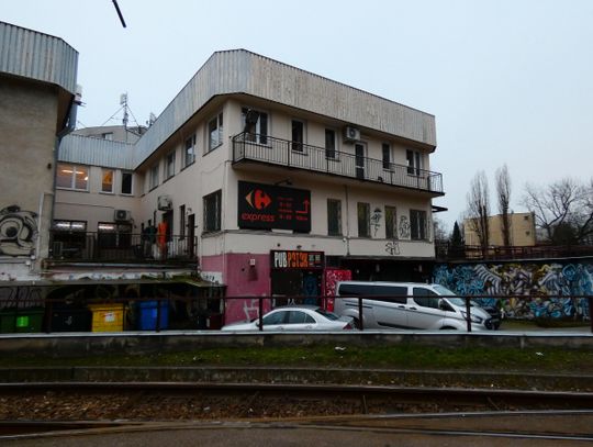 Mieszkańcy narzekają na hałas i zaśmiecanie generowane przez żoliborskie bary i branżę gastro