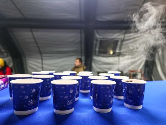 Mróz nie odpuszcza. Ogrzewane namioty i nocne autobusy – Warszawa uruchamia pomoc dla mieszkańców