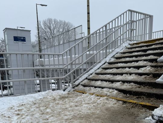 Niebezpiecznie na stacji Powązki. Pasażerowie apelują o regularne odśnieżanie Niebezpiecznie na stacji Powązki. Pasażerowie apelują o regularne odśnieżanie