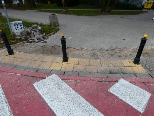 Niedokończone roboty – uszkodzone chodniki wciąż niezabezpieczone Niedokończone roboty – uszkodzone chodniki wciąż niezabezpieczone