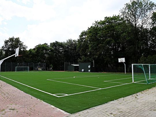 Nowe boisko na nowy rok szkolny – modernizacja przy SP nr 392 zakończona