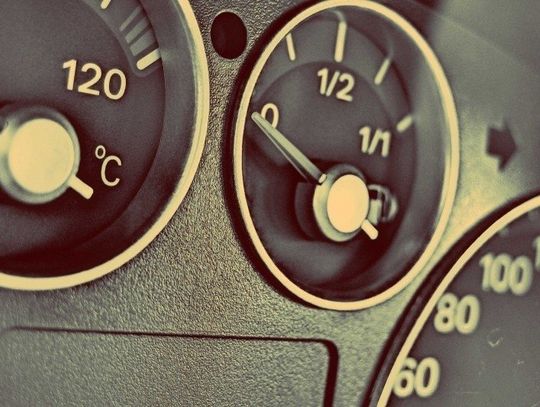 Nowe oznaczenia na stacjach paliw już obowiązują. Jakie paliwo tankować?