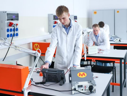 Nowoczesna pracownia. Metro Warszawskie wspiera przyszłych elektroników