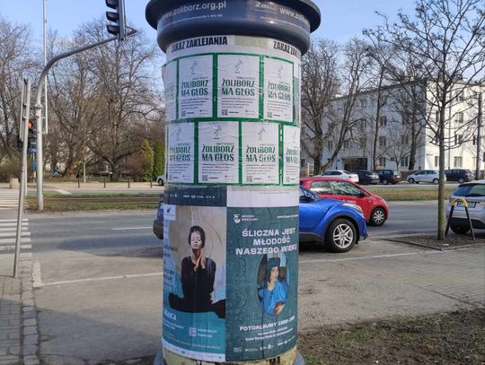 OSiR zakleja plakaty wyborcze na słupach ogłoszeniowych