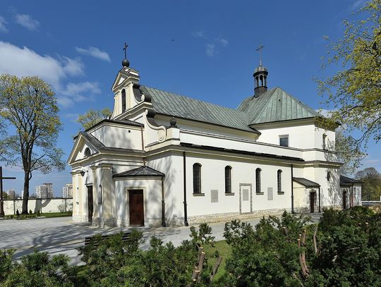 Pęka kościół, osuwa się skarpa