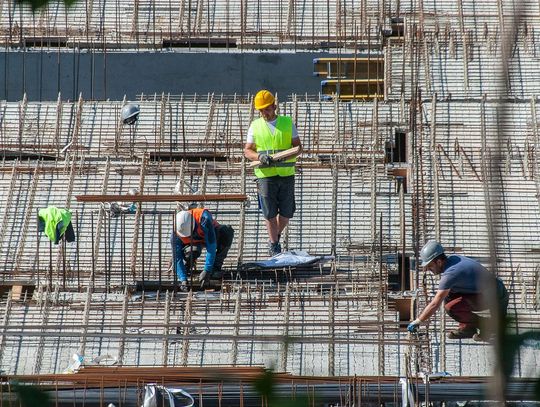 Poradnik: Jak wykonać wykopy pod fundamenty w Warszawie krok po kroku