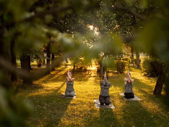 Poranek z Jogą Kundalini – bezpłatne sesje na świeżym powietrzu