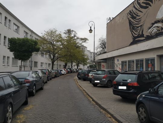 Rada Warszawy zdecydowała. Parkomaty na Żoliborzu i nowy abonament dla mieszkańców już od września. Nowy abonament ma wynieść 600 zł rocznie