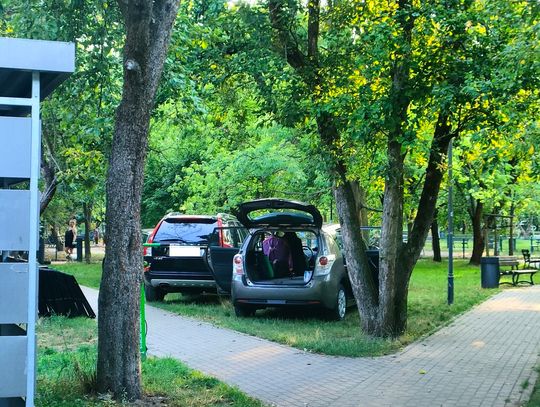 Sady Żoliborskie: dziki parking na imprezie kulturalnej