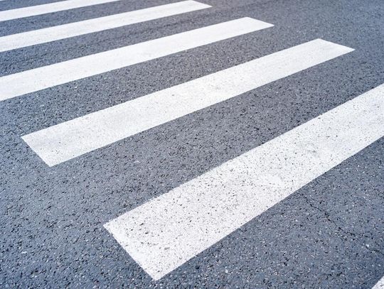 Słabo widoczne oznaczenia na chodnikach parku Żeromskiego