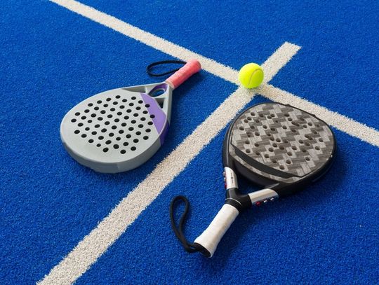 Sport po pracy w Warszawie – jak padel pomaga zadbać o kondycję bez długich przygotowań?