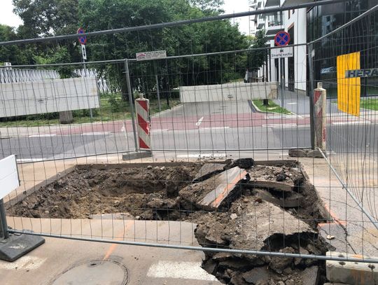 Sprawa wielkiej dziury w jezdni na ulicy Rydygiera na Żoliborzu niemal doczekała się finału