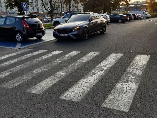 Święte Krowy Żoliborskie - galeria źle zaparkowanych samochodów.