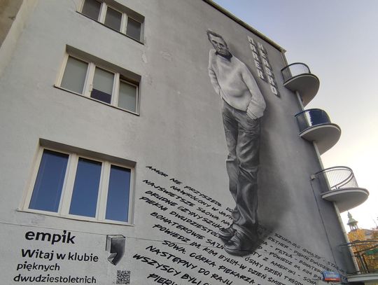 Tablice upamiętniające mural Hłaski bez zgody konserwatora i z błędami historycznymi