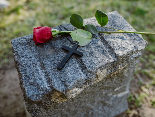 Tradycyjny pogrzeb czy kremacja - jakie są różnice i co wybrać?