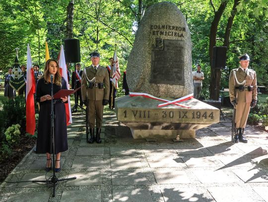 Uroczystości powstańcze pod pomnikiem „Żywiciela”