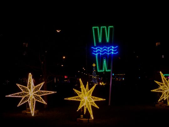 "W" jak Wilsona. Nowy neon na centralnym placu Żoliborza już świeci!