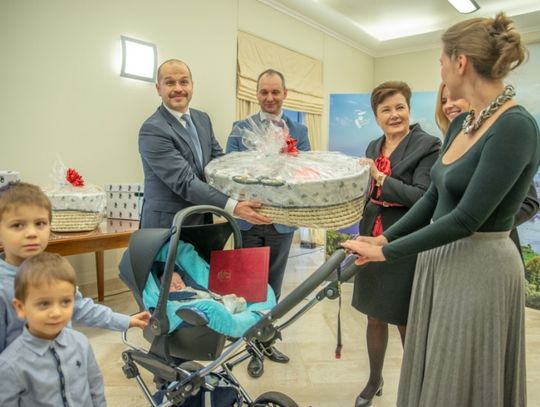 Warszawa jak Finlandia. Pierwsze wyprawki dla noworodków rozdane – co w nich znajdziemy?