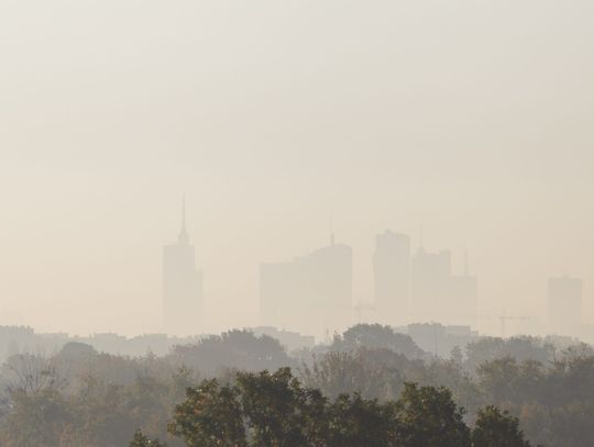 Warszawa w ścisłej czołówce miast zanieczyszczonych smogiem