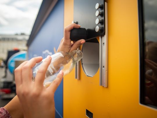 Za plastiki, zniżki na kawę i bilety do kina czy teatru. Recyklomat na Żoliborzu