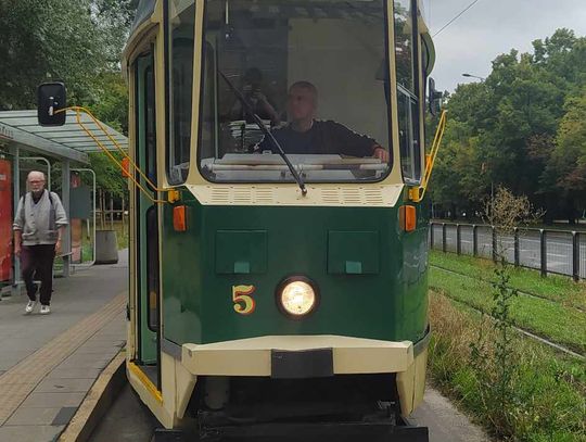 Zabytkowy tramwaj jedzie na Marymont