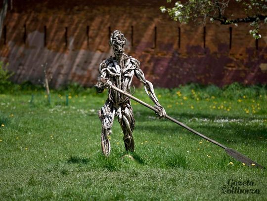 Zdewastowana rzeźba „Wioślarz” w Parku Fosa Zdewastowana rzeźba „Wioślarz” w Parku Fosa