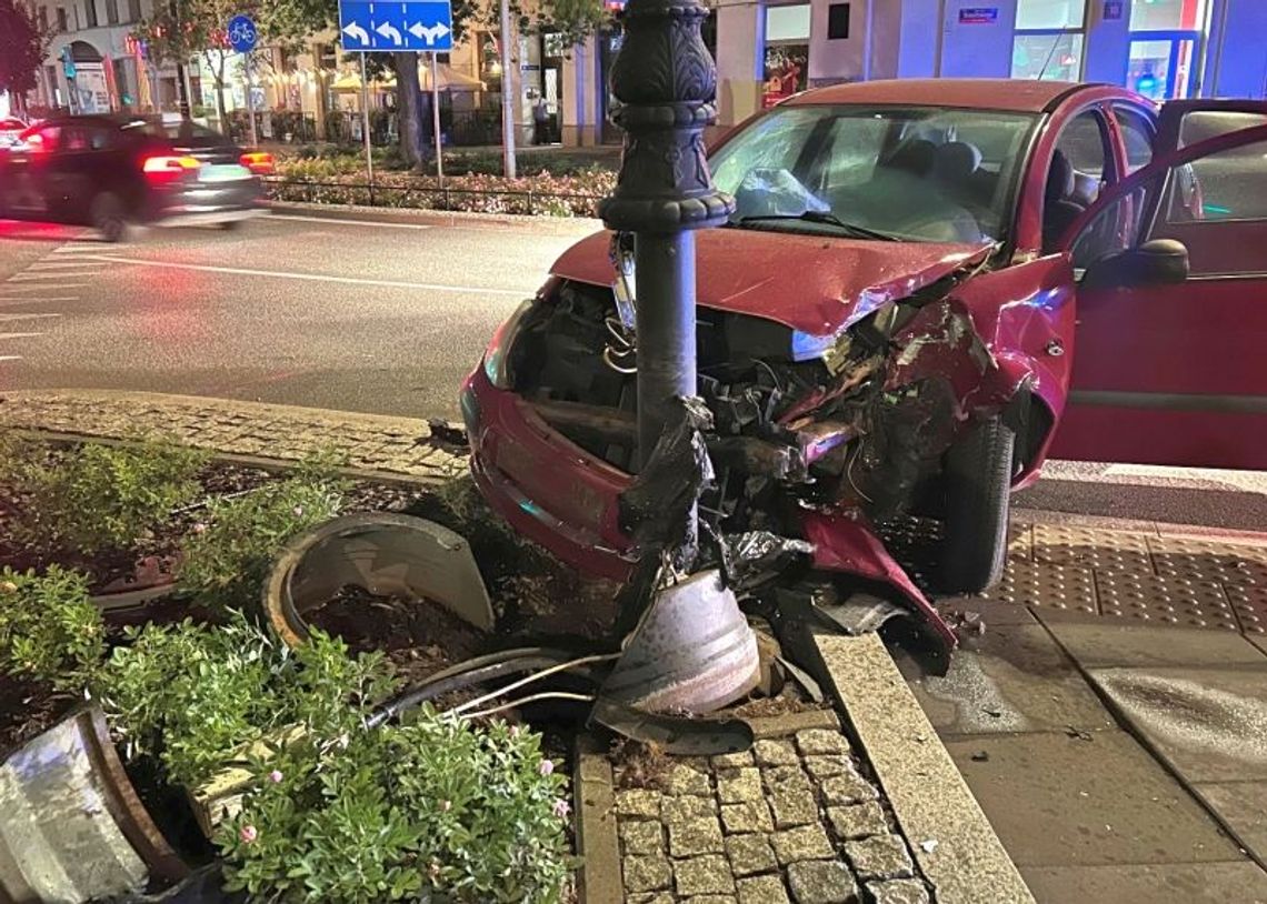 25-latka uderzyła w sygnalizację na placu Wilsona