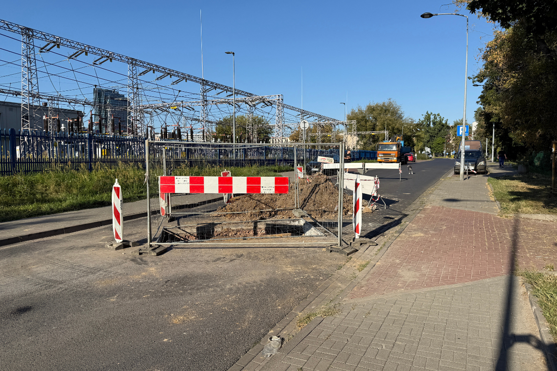 Awaria kanalizacji na Rydygiera: ulica częściowo zamknięta, autobus 221 wstrzymany