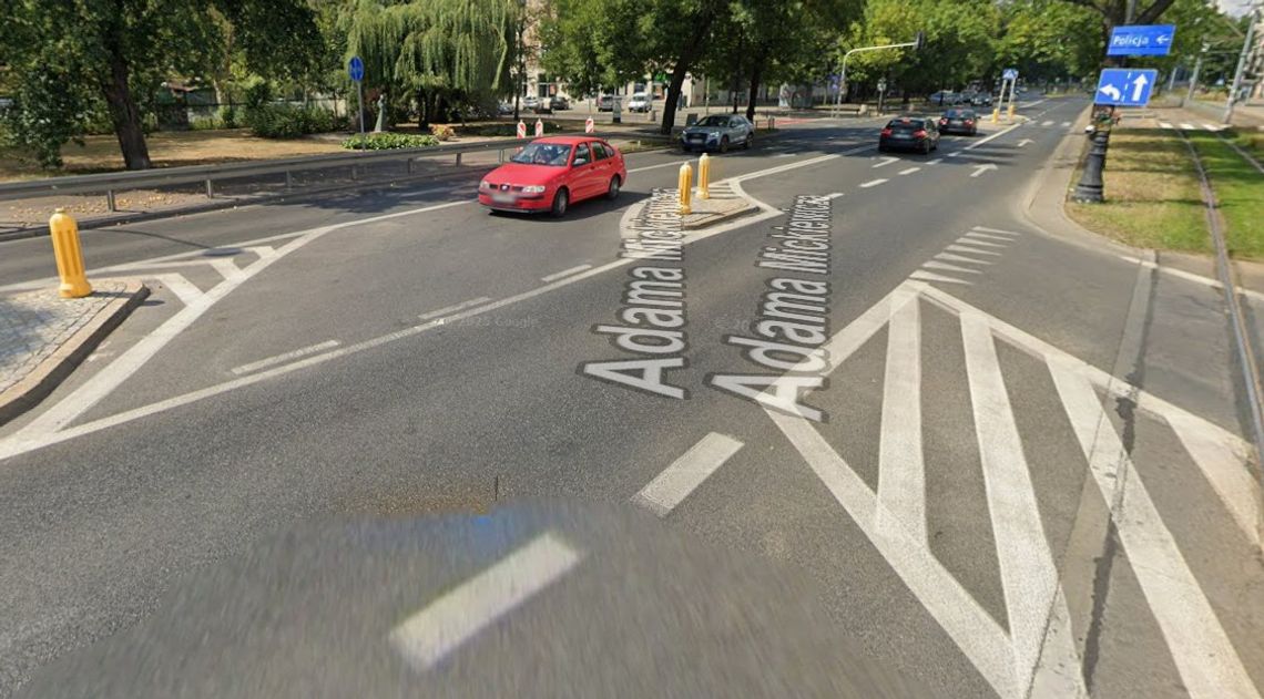 Czy oznakowanie na skrzyżowaniu Mickiewicza i gen. Zajączka wprowadza rowerzystów w błąd?