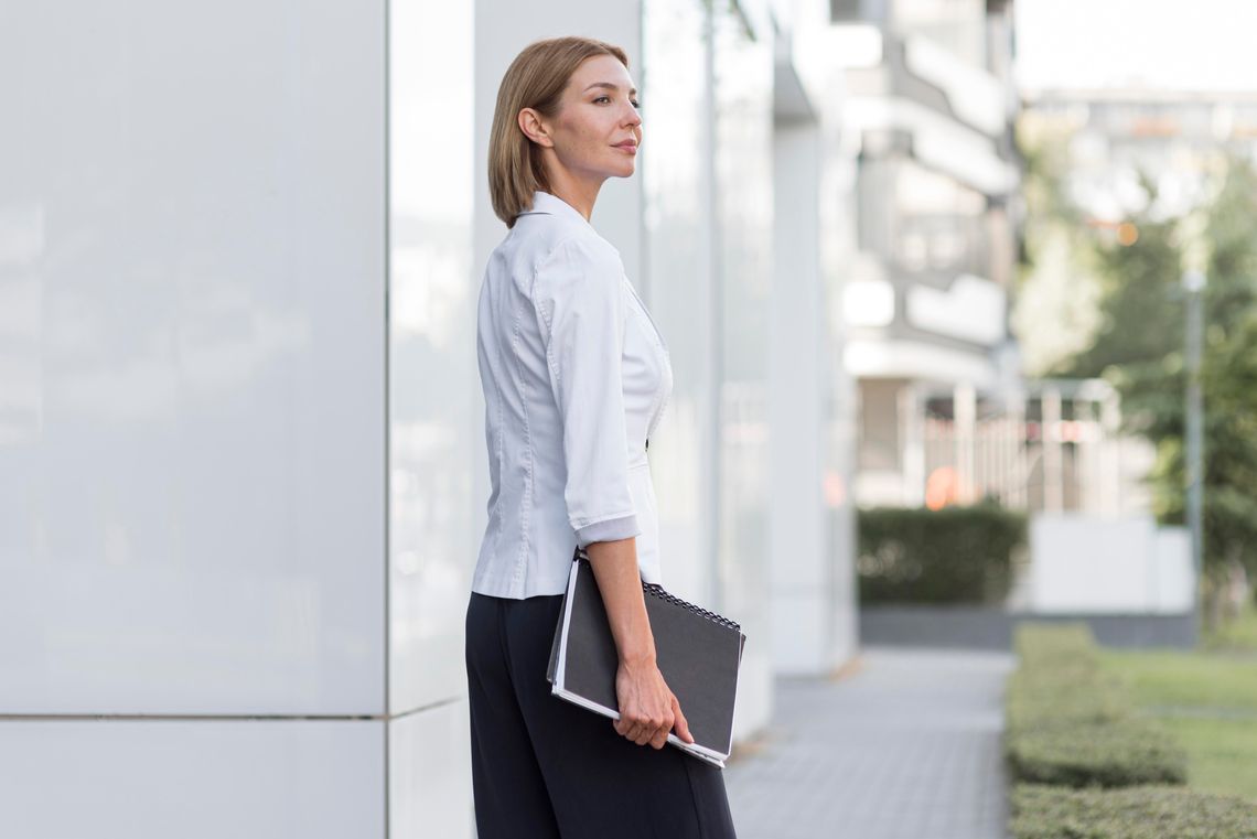 Dress code w pracy a zasady savoir vivre - czego unikać w stylizacjach?