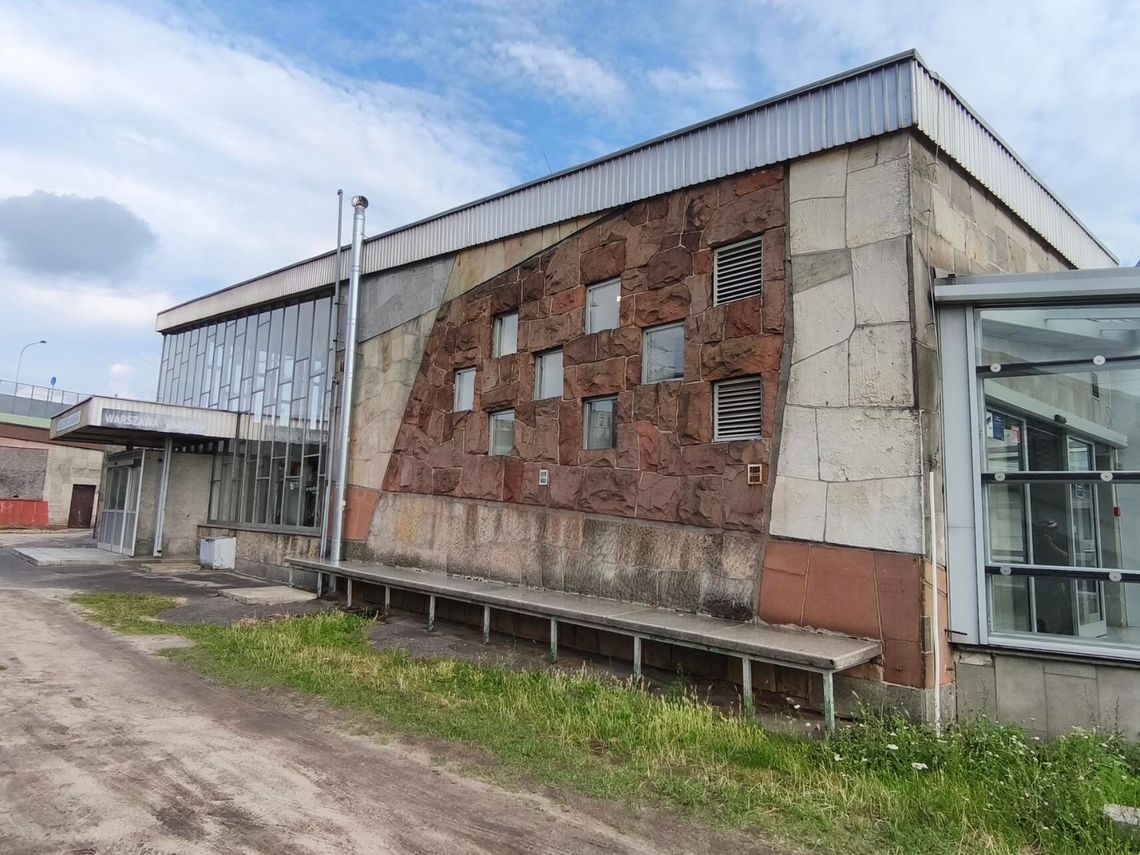 Dworzec Gdański nie zostanie zabytkiem. Ochroną objęto jedynie dwa fragmenty historycznej elewacji Dworzec Gdański nie zostanie zabytkiem. Ochroną objęto jedynie dwa fragmenty historycznej elewacji