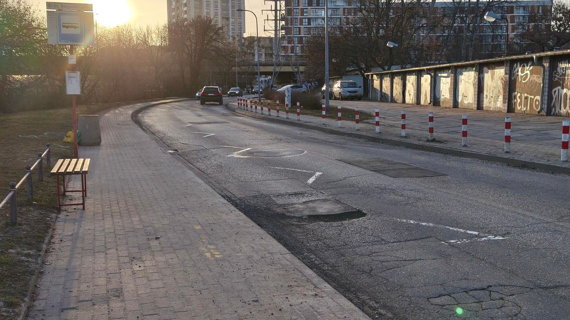 Dziury, pęknięcia i brak pieniędzy. Co dalej z remontem ul. Rydygiera?