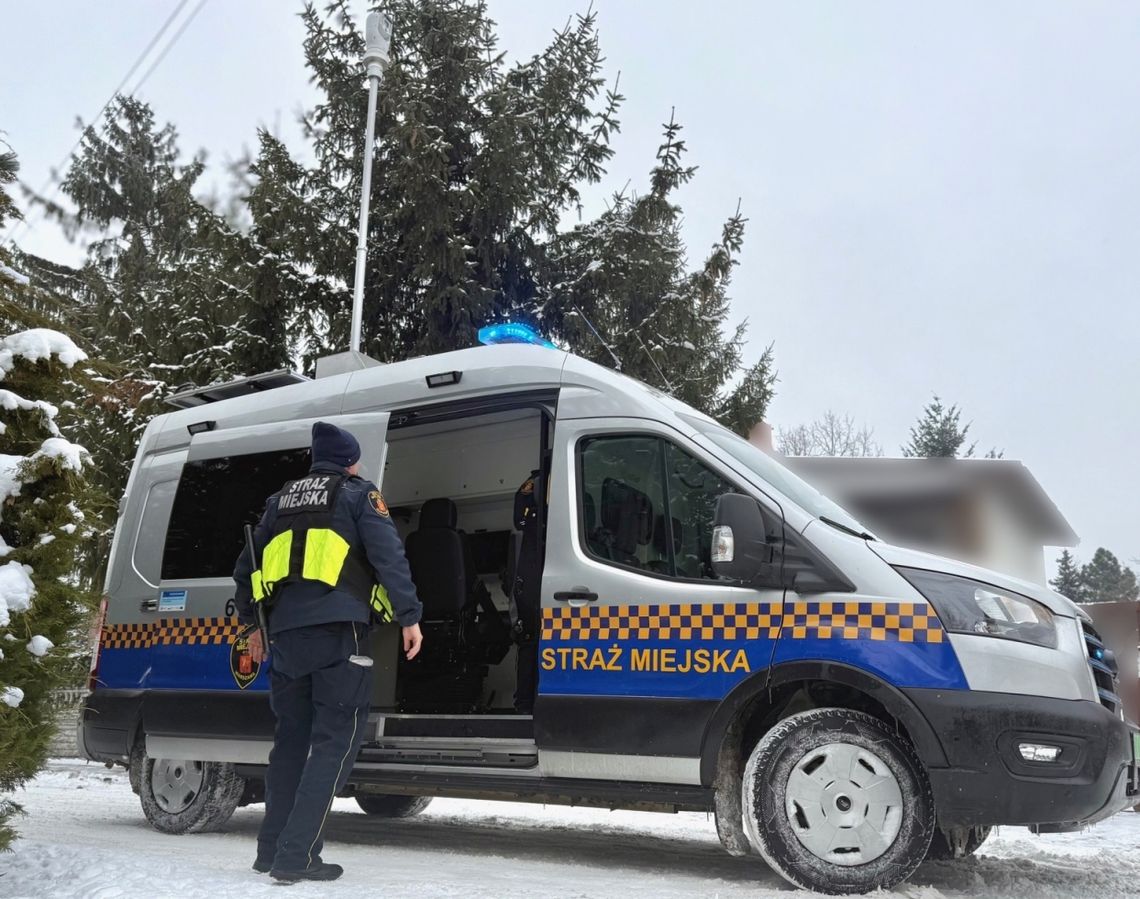 Elektryczny smogowóz ruszył na ulice. Ponad 500 kontroli miesięcznie i zero taryfy ulgowej dla trucicieli