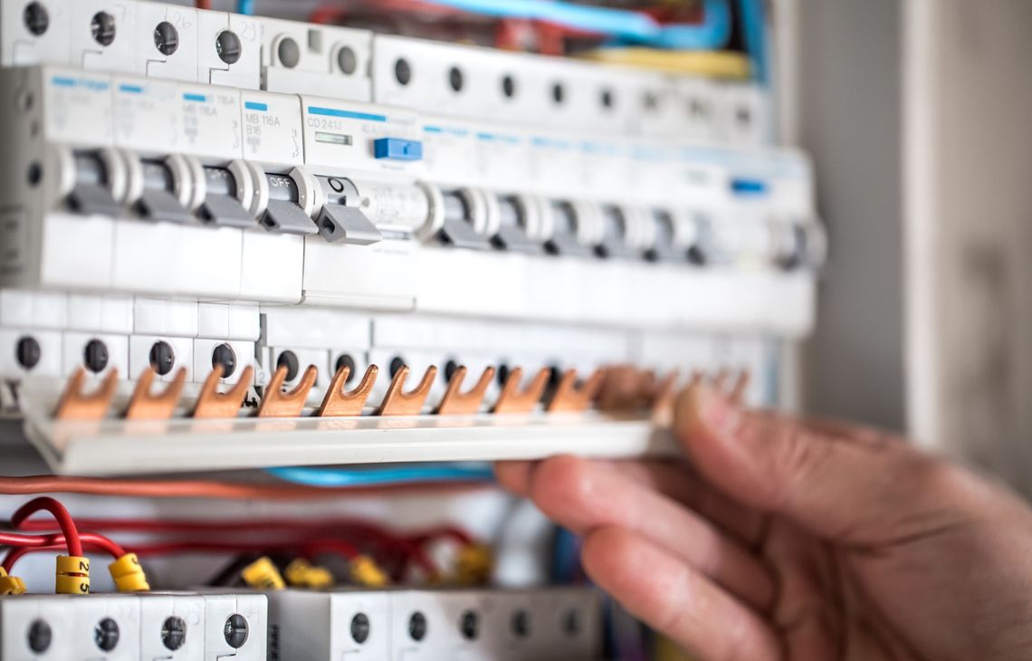 Jak prawidłowo przeprowadzić przegląd elektryczny instalacji w Warszawie?