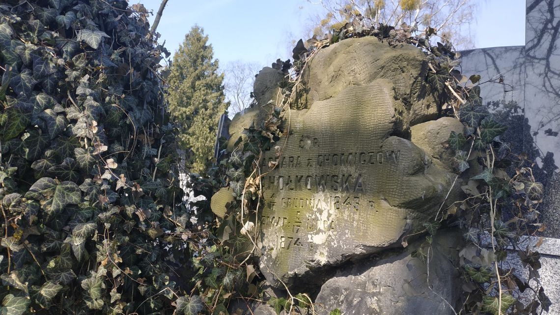 Jeden z najstarszych grobów na cmentarzu wawrzyszewskim do likwidacji? Interweniują radni i WSBM „Chomiczówka”